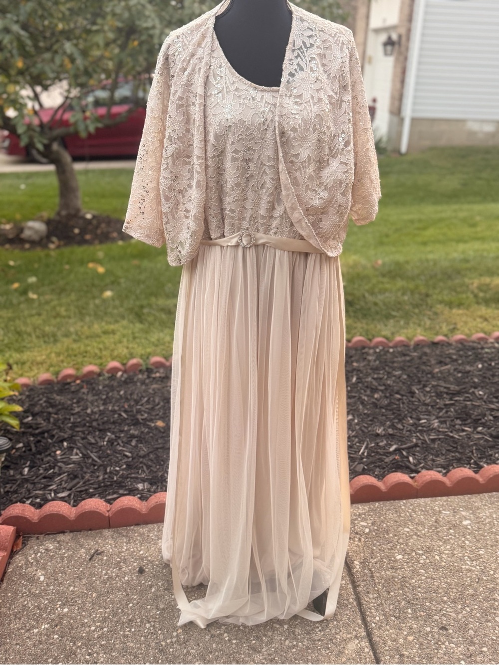 Elegant Lace & Tulle Evening Dress in Cream